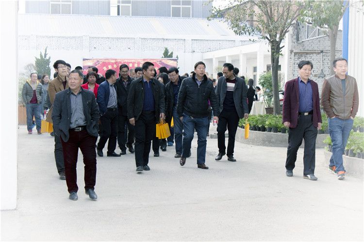 領(lǐng)導視察廠(chǎng)區